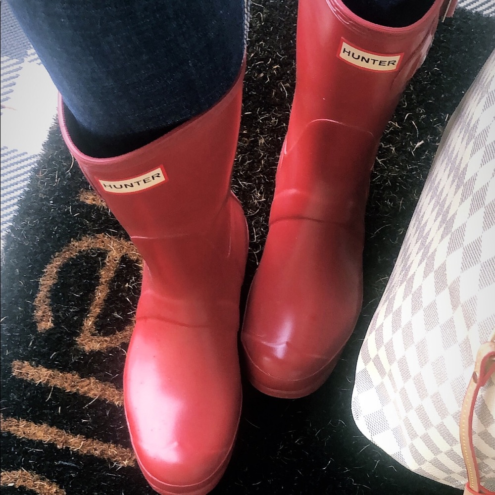 Red mid calf hunter boots! Size 10